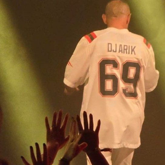 DJ ARIK "DJ ARIK ", vor einer begeisterten Menge. PARTY AUS MALLORCA